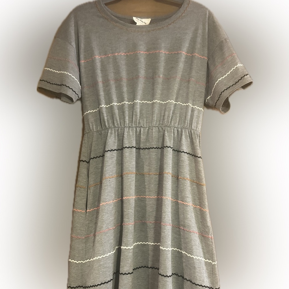 Betsey’s Boutique Shop gray dress with chevron stripes! Size: M A line dress.